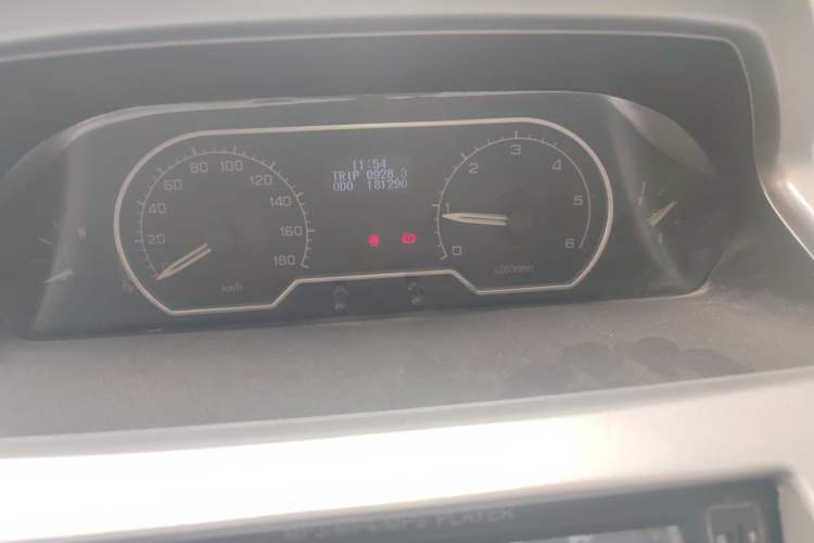 Used SAIC MAXUS Xintu V80 2016 2.5T Manual Aoyuntong National IV Short Wheelbase Mid-Roof 6-Seater Instrument Cluster