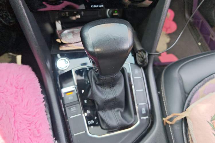 Used Volkswagen Tiguan L 2017 330TSI Automatic Two-Wheel Drive Luxury Edition Gear Lever