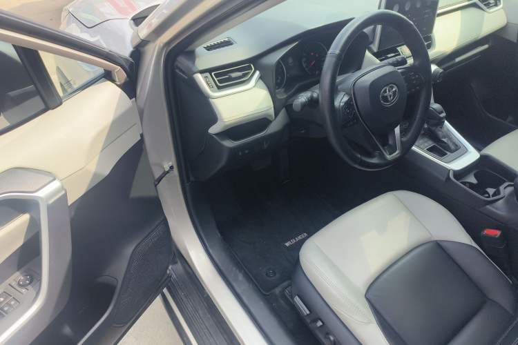 Used Toyota Wildlander 2020 2.0L CVT 4x4 Luxury Edition Driver Seat