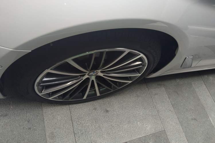 Used BMW 5 Series 2020 530Li Leading Model M Sport Package Left Front Wheel Hub