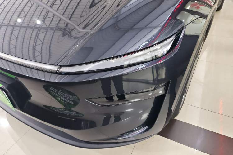 Used Tesla Model Y L 2025 Model Long-Range All-Wheel-Drive Version
