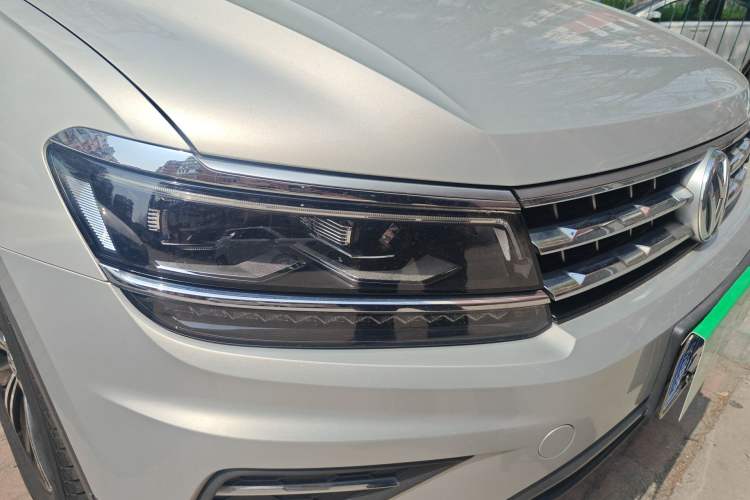 Used Volkswagen Tiguan L 2018 380TSI Automatic All-Wheel Drive Luxury Edition Right Front Headlight