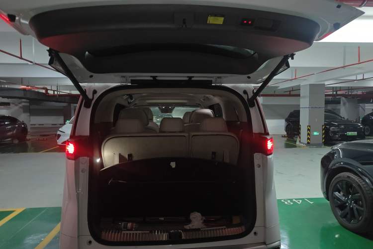 Used Denza D9 2022 DM-i 1040 Prestige Model Trunk