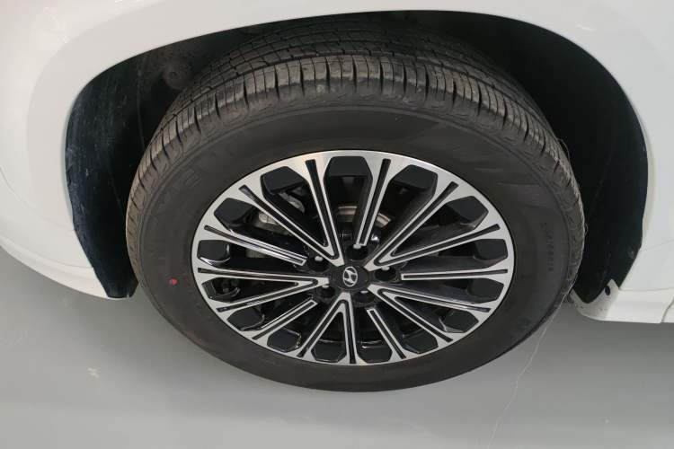 Used Hyundai Custo 2024 270TGDi LUX Prestige Edition Left Front Wheel Hub