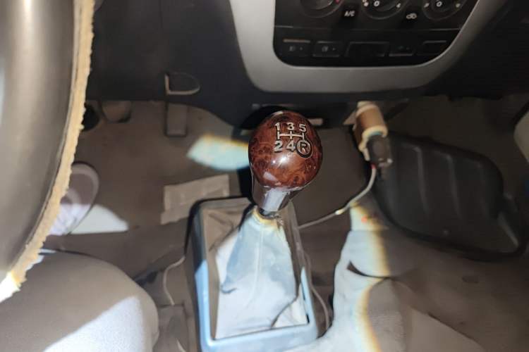 Used King Long Golden Way 2015 2.0L Value-Packed Practical Version 4G21B