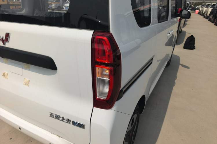 Used Wuling Zhiguang New Energy 2025 Model 305km Ambitious Edition Right Rear Taillight