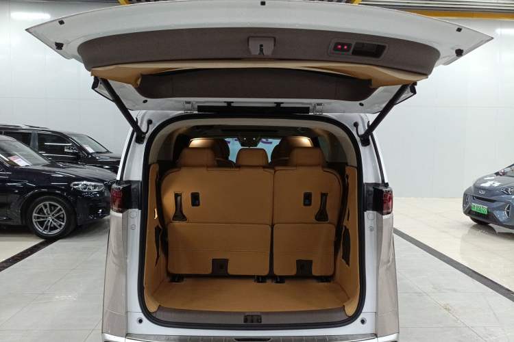 Used Denza D9 2024 DM-i 980 Four-Wheel Drive Prestige Model Trunk