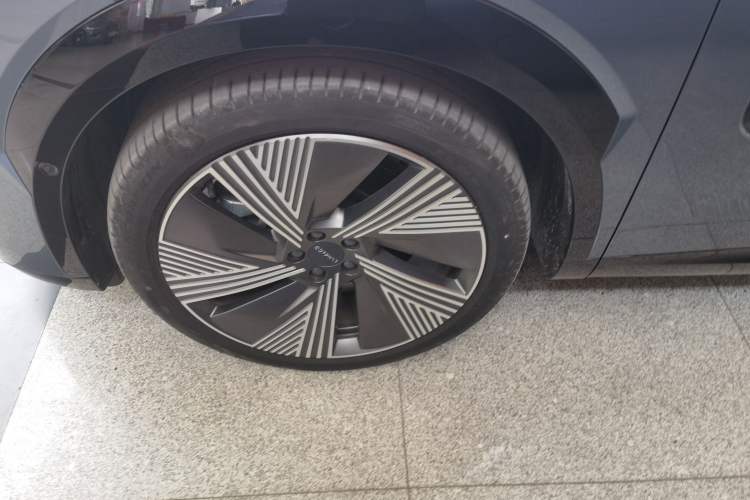 Used Lynk & Co 08 EM-P 2025 220 km All-Wheel-Drive Performance Halo Exterior 4