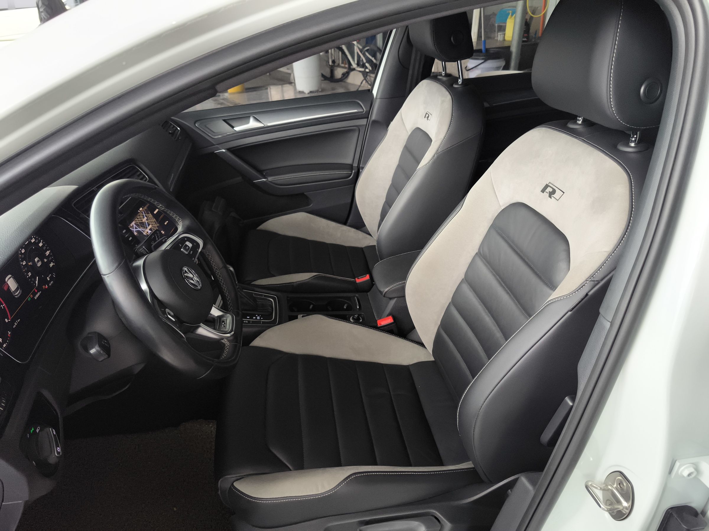 Переднее сиденье в автомобиле