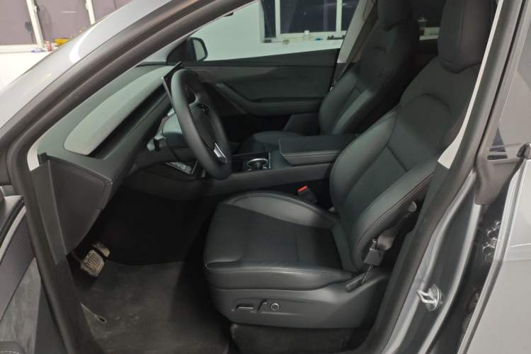 Used Tesla Model Y 2025 Long-Range All-Wheel-Drive Version
