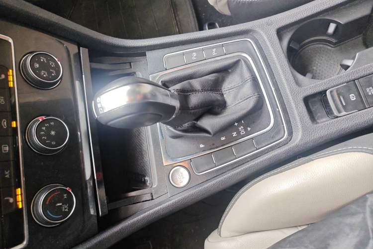 Used Volkswagen Golf 2017 230TSI Automatic Luxury Million-Vehicle Commemorative Edition Gear Lever