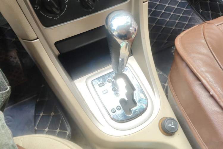 Used Peugeot 307 2010 Hatchback 1.6L Automatic Comfort Edition Gear Lever