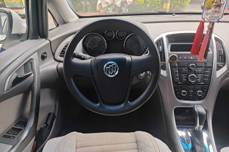 Used Buick GT 2014 XT 1.6L Automatic Comfort Edition Steering Wheel