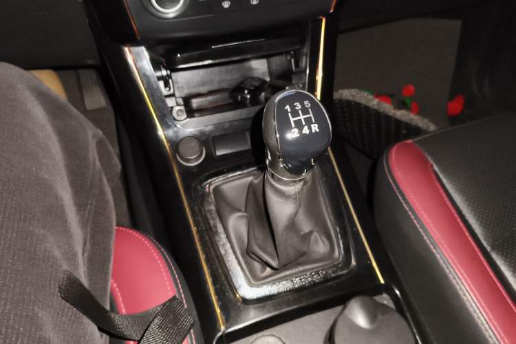 Used HYOSOW S3 2014 1.8L Prestige Version China IV Emission Standard Gear Lever