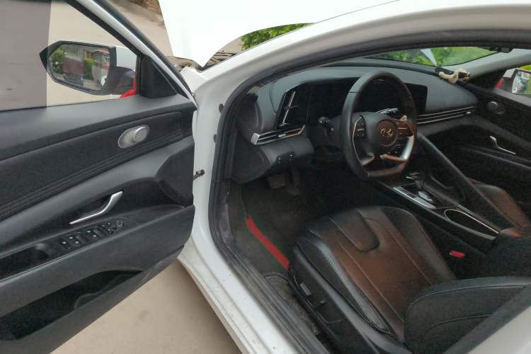 Used Hyundai Elantra 2022 1.5L CVT LUX Prestige Edition Driver Seat