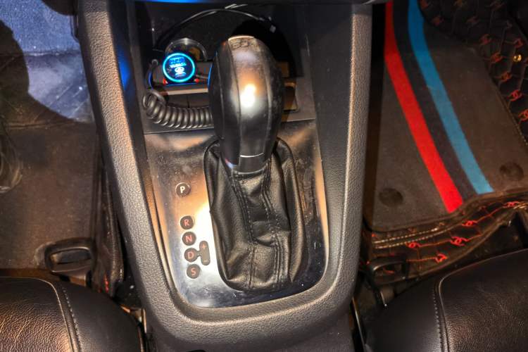 Used Volkswagen Sagitar 2014 Revised Version 1.4TSI Automatic Luxury Edition Gear Lever