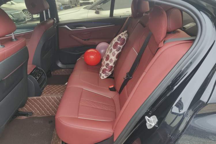 Used BMW 5 Series 2023 Restyled 530Li Leading Edition M Sport Package Left Rear Seat