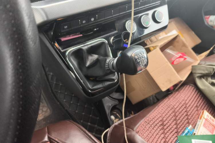 Used Dongfeng Yufeng 2023 V9+ 2.3T Manual Rear-Drive Dual Rear Tires Long Wheelbase High-Roof 3-Seater Cargo Van Gear Lever