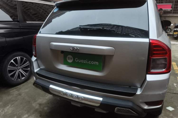 Used Jeep Compass 2011 2.0L two-wheel drive sport version
