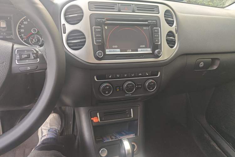 Used Volkswagen Tiguan 2016 300TSI Automatic Two-Wheel Drive Luxury Edition Audio And AC Panel