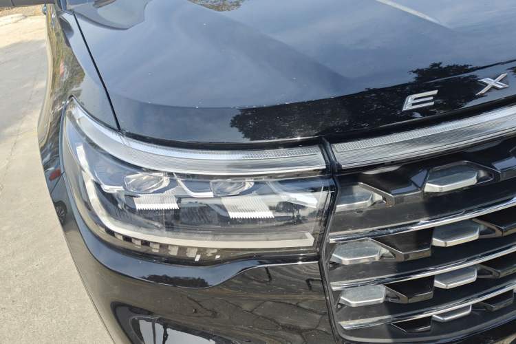 Used Ford Explorer 2023 EcoBoost 285 Four-Wheel Drive Titanium Edition 6 Seats