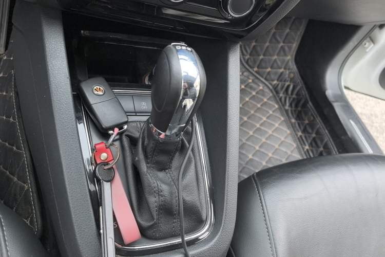 Used Volkswagen Sagitar 2018 280TSI DSG Ignite Edition Gear Lever