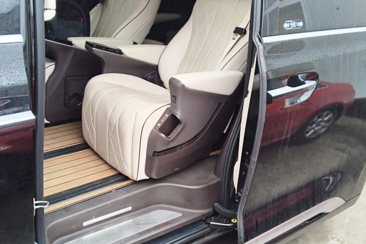 Used Denza D9 2024 DM-i 1050 Luxury Model Left Rear Seat