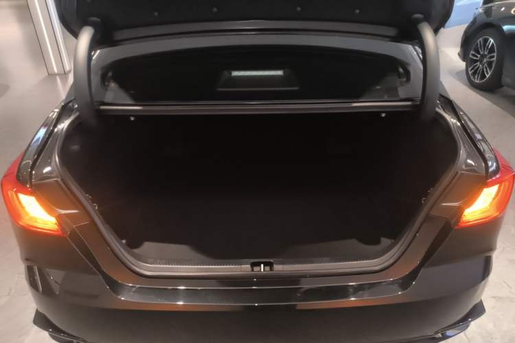 Used Toyota Camry 2026 Model Dual-Engine 2.0HSE Sport Lite Edition
