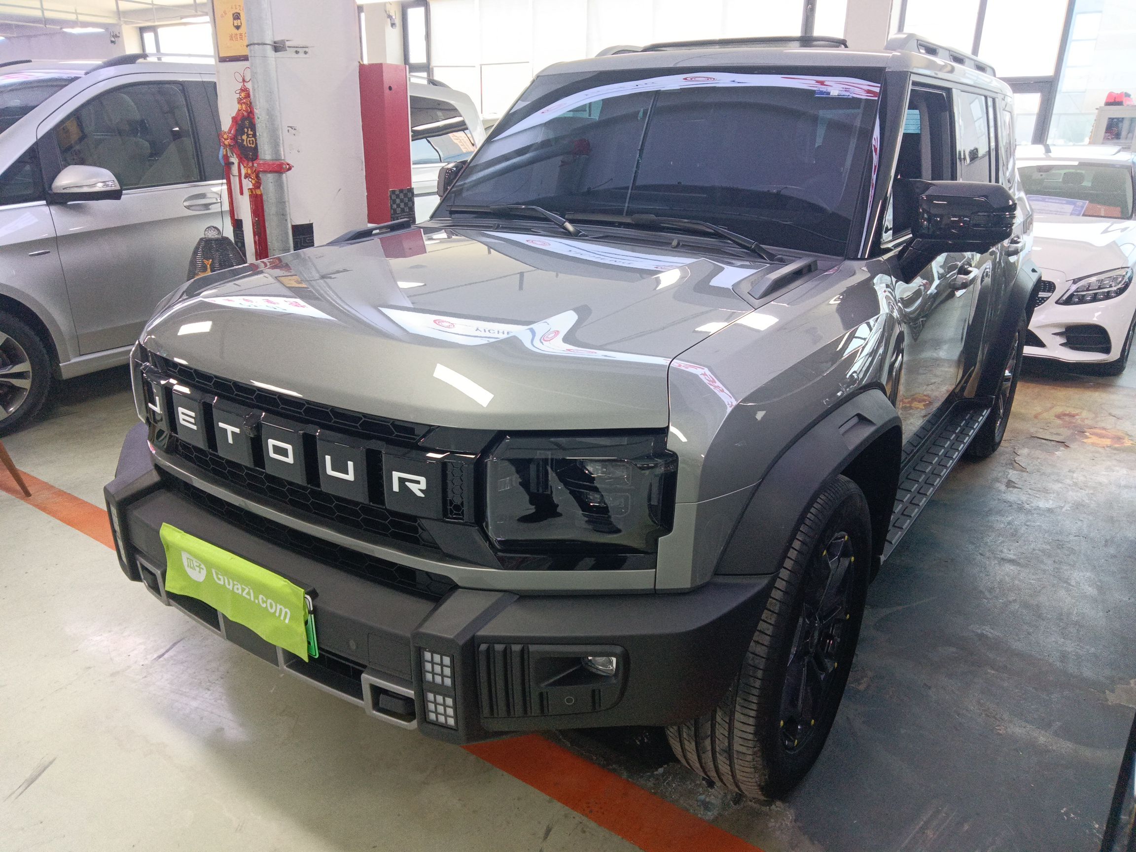 تحت مقدمة السيارة