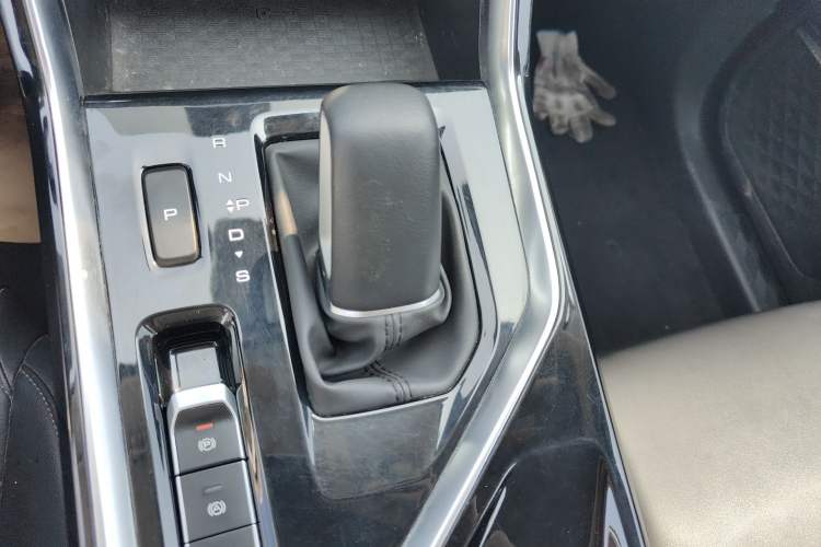 Used Wuling Asta 2022 2.0L DHT Electric-Speed Version
