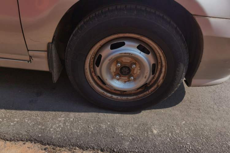 Used Geely Auto Liberty Ship 2011 1.3L Manual Fashion Edition Right Front Wheel Hub