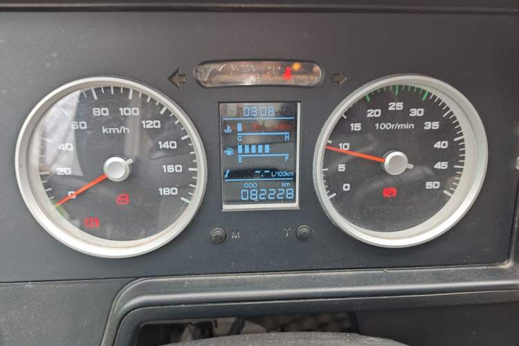 Used Iveco Daily 2020 2.5T A35 Passenger Van Single-Tire Mid-Roof Design 5-9 Seats with Sliding Side Door Meeting China V Emission Standards