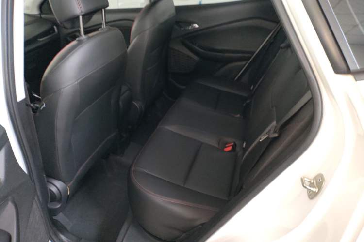 Used Chevrolet Trax 2021 Redline 335T CVT Top-Tier Model China VI Standard Left Rear Seat