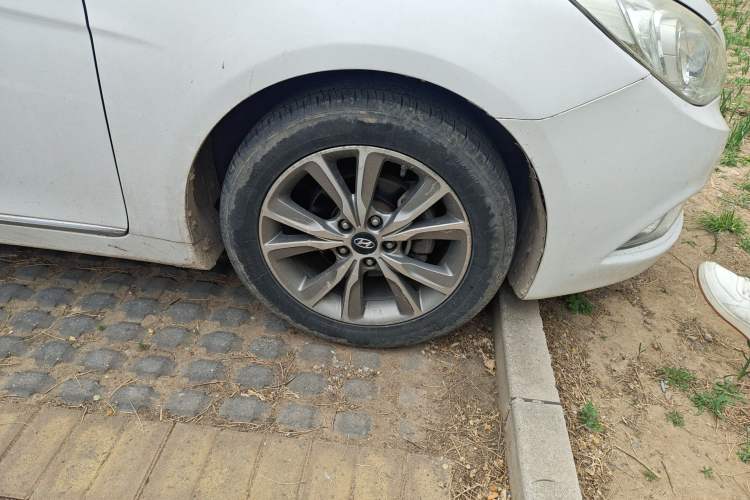 Used Hyundai Sonata 2014 2.0L Automatic Luxury Edition Right Front Wheel Hub