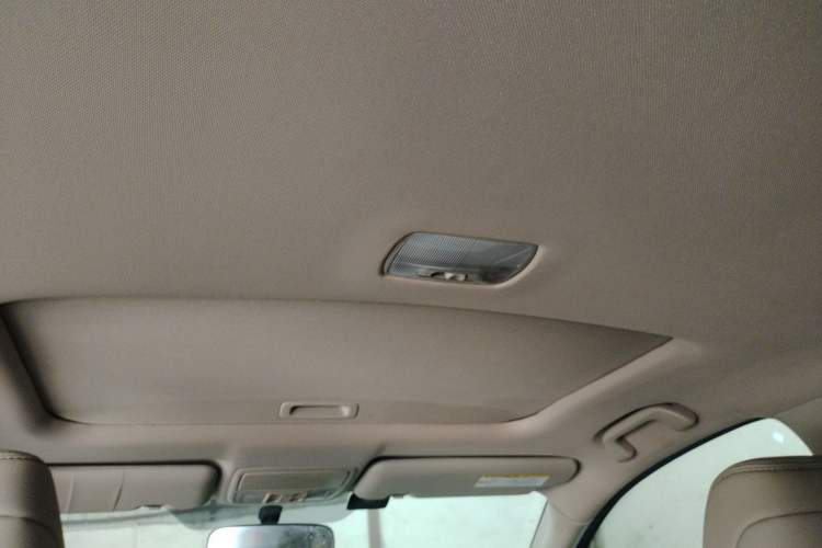 Used Honda CR-V 2015 2.4L two-wheel drive luxury version Headliner