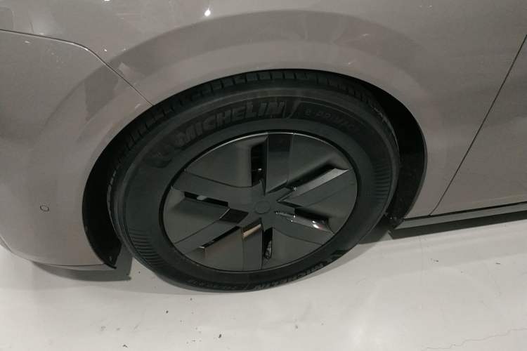 Used Li Auto MEGA 2024 Ultra Model
