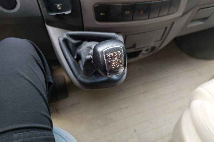 Used Dongfeng Yufeng 2014 2.5T YuliBao Logistics Vehicle Standard Features Include Short Wheelbase with Mid-Roof ZD25