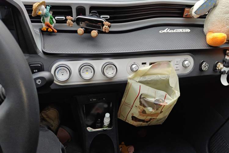 Used Wuling Hongguang MINIEV 2022 Macaron Premium Model – Lithium Iron Phosphate Audio And AC Panel