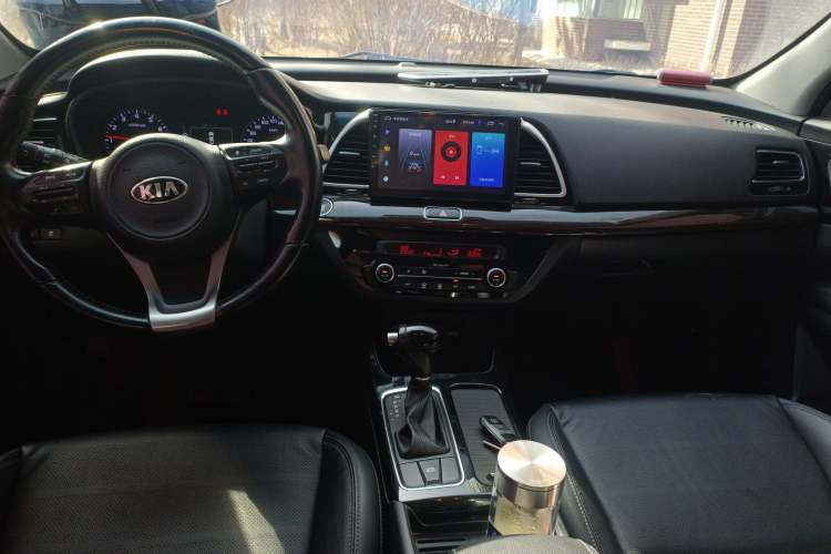 Used Kia K4 2014 1.8L Automatic DLX Center Console