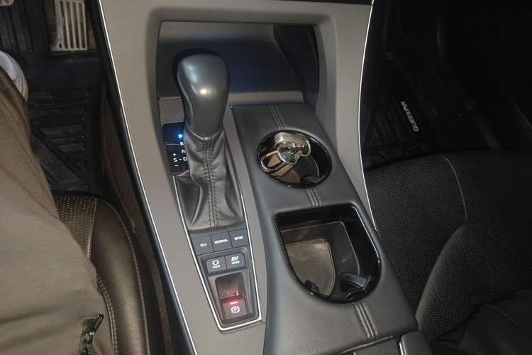 Used Toyota Avalon 2019 Dual-Engine 2.5L Luxury Edition China VI Standard