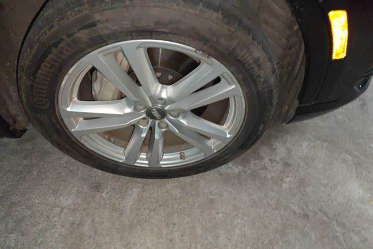 Used Audi Q7  Right Front Wheel Hub