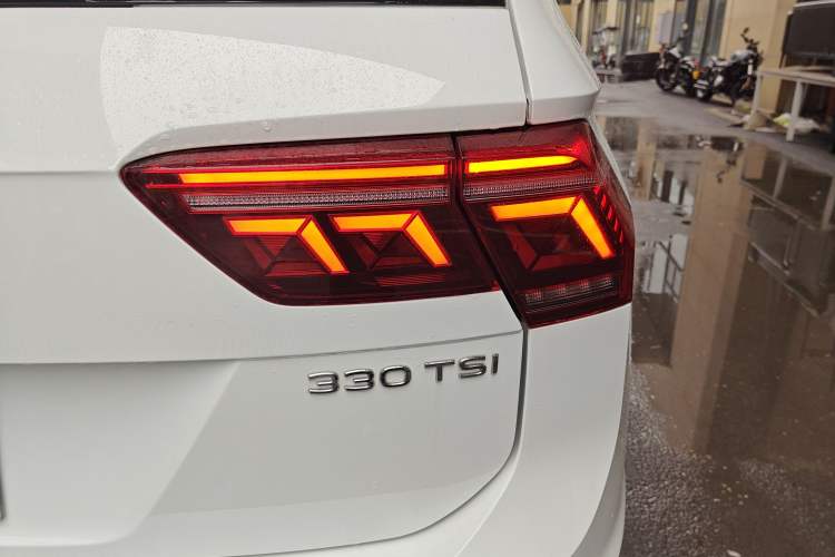 Used Volkswagen Tiguan L 2023 330TSI Automatic Two-Wheel Drive R-Line Flagship Edition Right Rear Taillight