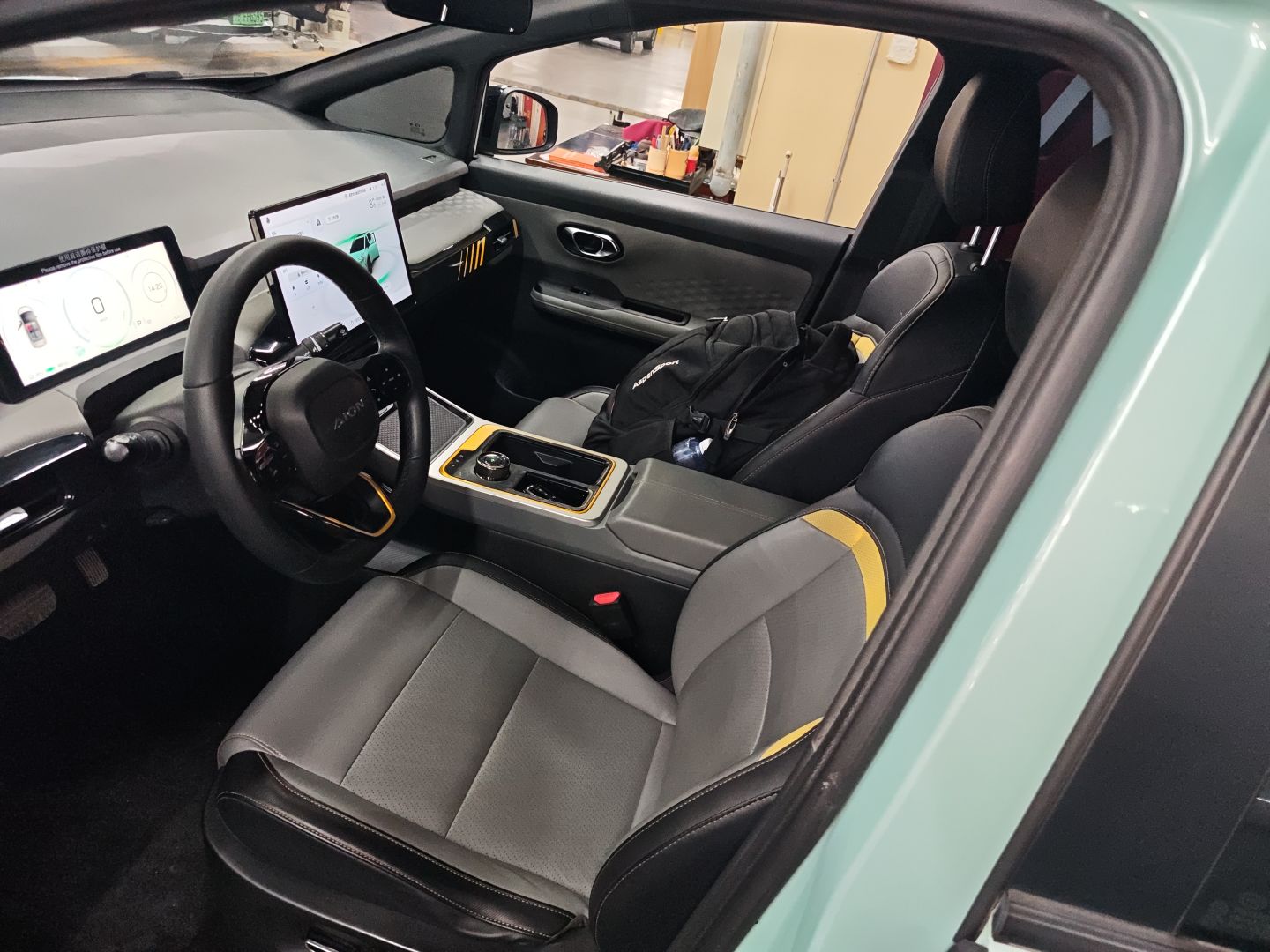 Переднее сиденье в автомобиле