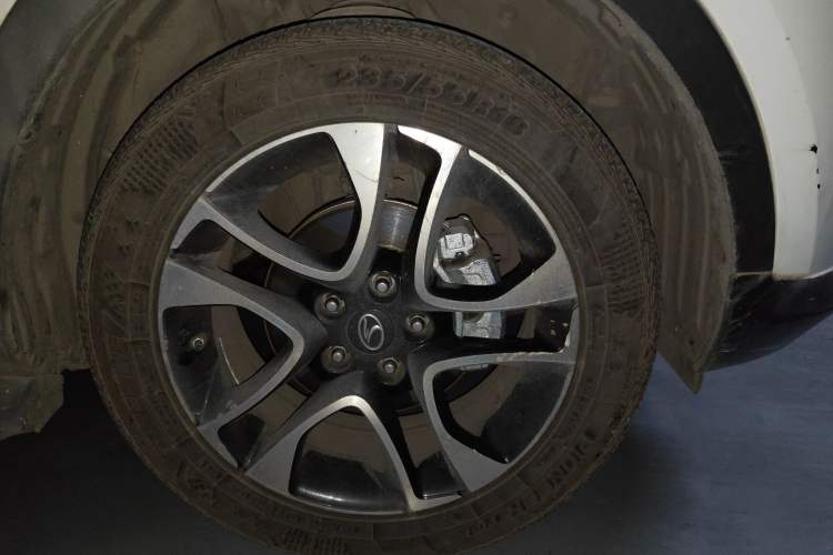 Used Soueast DX7 2015 1.5T Manual Luxury Model Right Front Wheel Hub