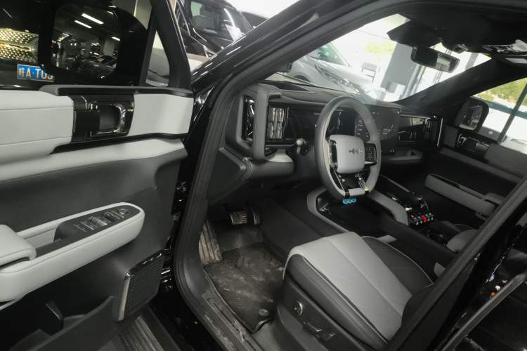 Used Formula Leopard 5 2023 Navigator Edition
