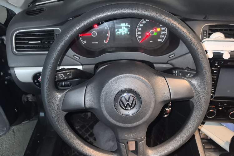 Used Volkswagen Sagitar 2012 1.6L Automatic Comfort Edition Steering Wheel