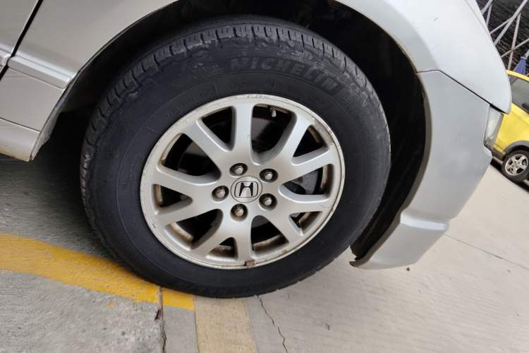 Used Honda Odyssey 2006 2.4L base model Right Front Wheel Hub