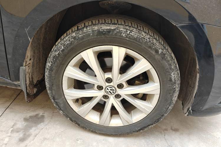 Used Volkswagen Lavida 2015 1.6L Automatic Comfort Edition Right Front Wheel Hub