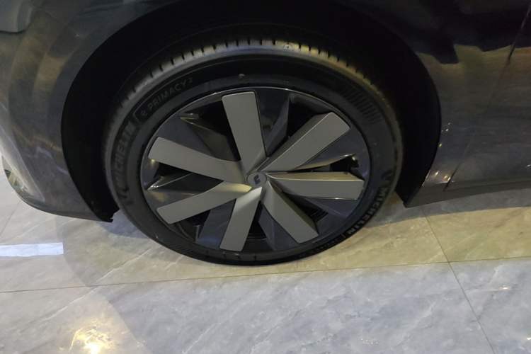 Used Li Auto i6 2025 Model Four-Wheel-Drive Standard Type
