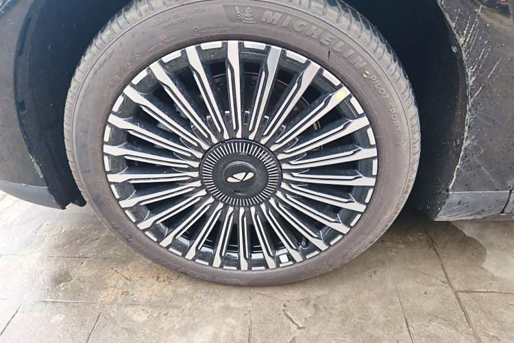 Used Chery Fengyun T11 2026 Model 220 All-Wheel Drive Family Fun Edition Left Front Wheel Hub